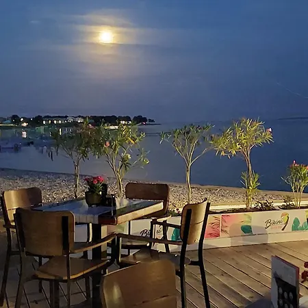 Lejlighed Nur 500 Meter Bis Zum Kieselstrand Mit Grossem Pool , Schlafzimmer, Bad, Kueche, Klima, Wlan *
