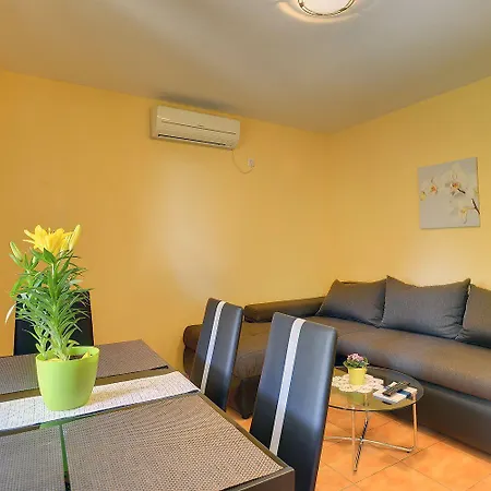 Nur 500 Meter Bis Zum Kieselstrand Mit Grossem Pool , Schlafzimmer, Bad, Kueche, Klima, Wlan Apartament Ližnjan