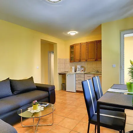 Apartament Nur 500 Meter Bis Zum Kieselstrand Mit Grossem Pool , Schlafzimmer, Bad, Kueche, Klima, Wlan Ližnjan