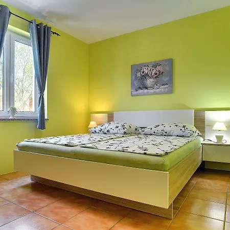 Nur 500 Meter Bis Zum Kieselstrand Mit Grossem Pool , Schlafzimmer, Bad, Kueche, Klima, Wlan Apartament