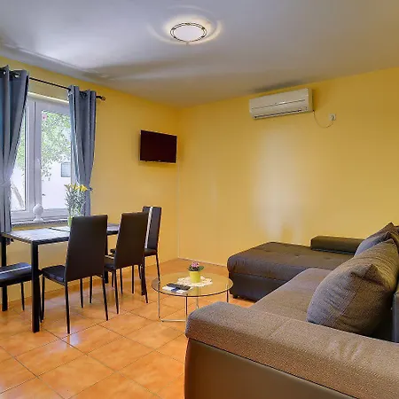 Apartament Nur 500 Meter Bis Zum Kieselstrand Mit Grossem Pool , Schlafzimmer, Bad, Kueche, Klima, Wlan *