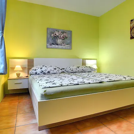 Nur 500 Meter Bis Zum Kieselstrand Mit Grossem Pool , Schlafzimmer, Bad, Kueche, Klima, Wlan