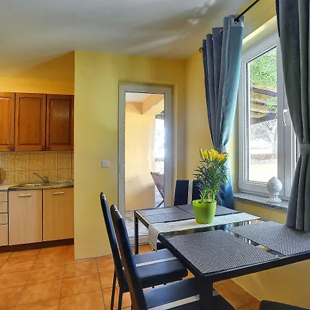 Apartament Nur 500 Meter Bis Zum Kieselstrand Mit Grossem Pool , Schlafzimmer, Bad, Kueche, Klima, Wlan *