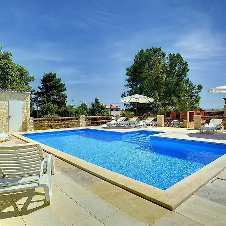 Nur 500 Meter Bis Zum Kieselstrand Mit Grossem Pool , Schlafzimmer, Bad, Kueche, Klima, Wlan Apartament *