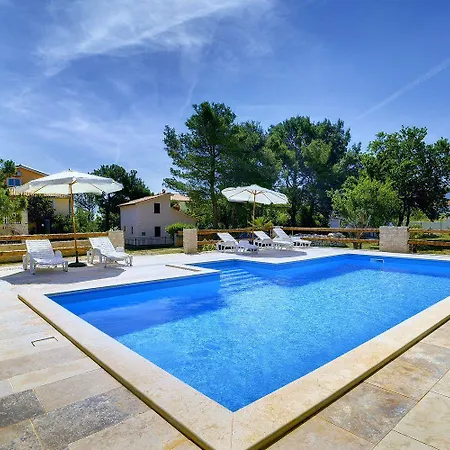 Nur 500 Meter Bis Zum Kieselstrand Mit Grossem Pool , Schlafzimmer, Bad, Kueche, Klima, Wlan Apartament