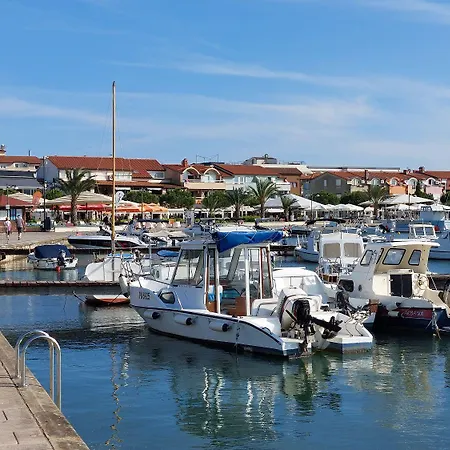 Nur 500 Meter Bis Zum Kieselstrand Mit Grossem Pool , Schlafzimmer, Bad, Kueche, Klima, Wlan Apartament